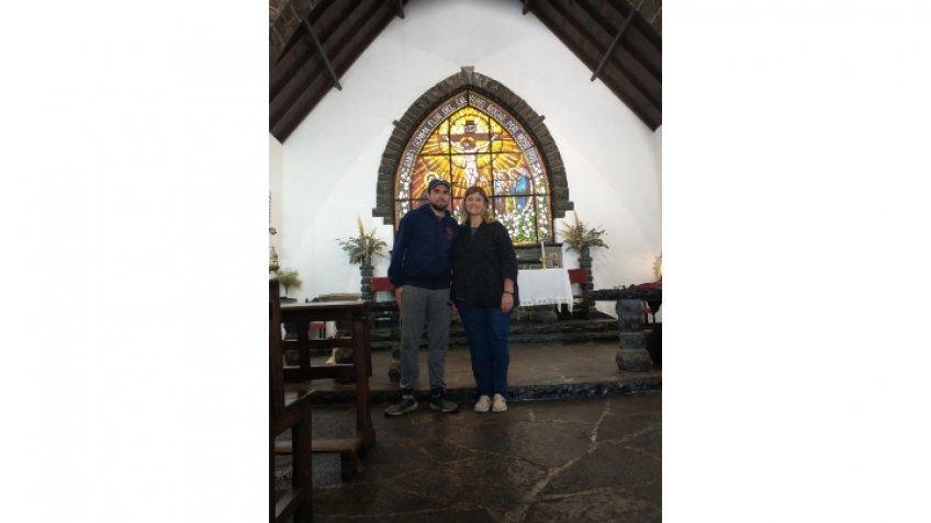 Darío Gómez Saez, del grupo acción católica del Carmen Tandil, con Andrea Rizzardi, coordinadora de la parroquia en el cuidado del Calvario